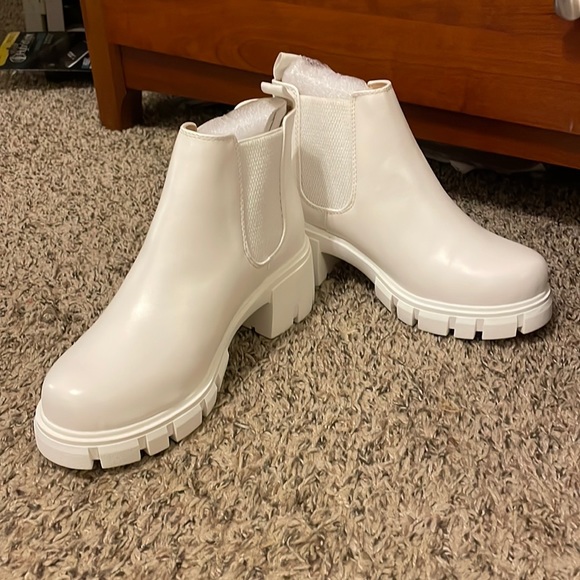Tilly’s White Chunky Chelsea Boots. Size 7. - Picture 2 of 6